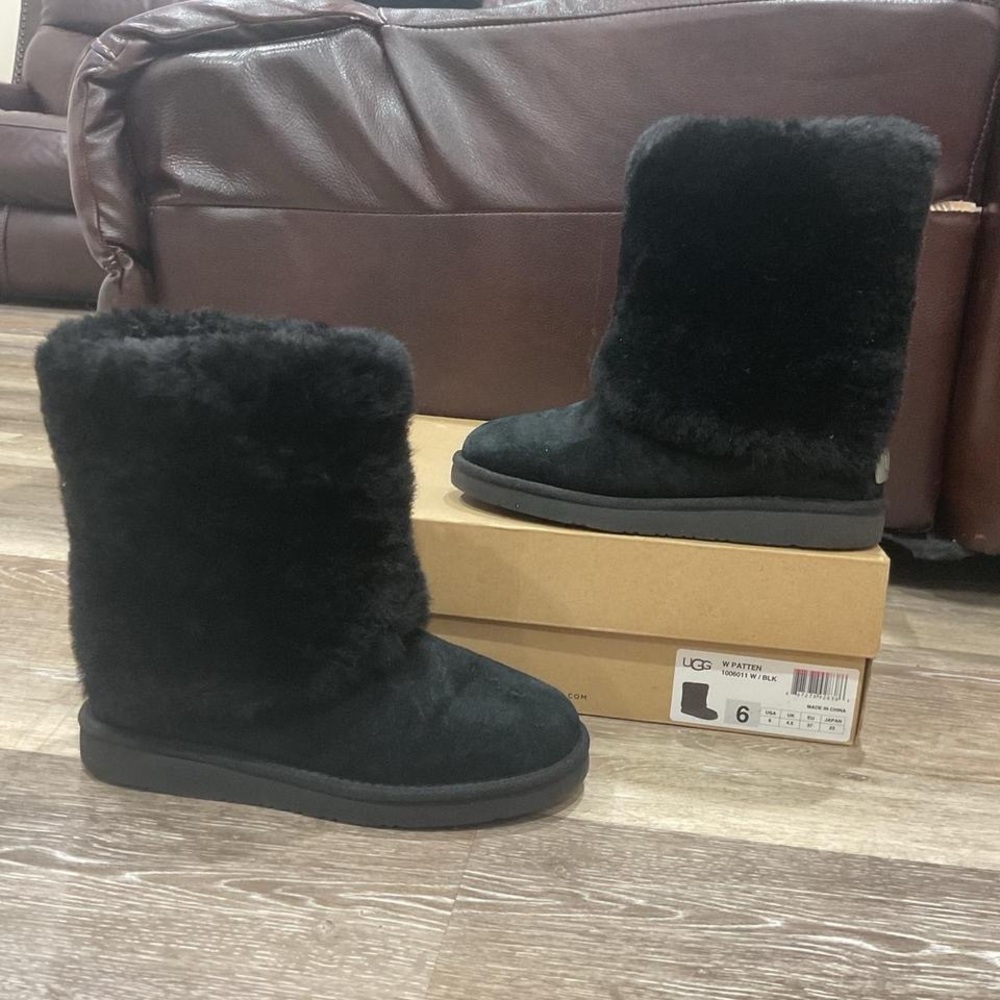 Black fur UGG boots #furboots